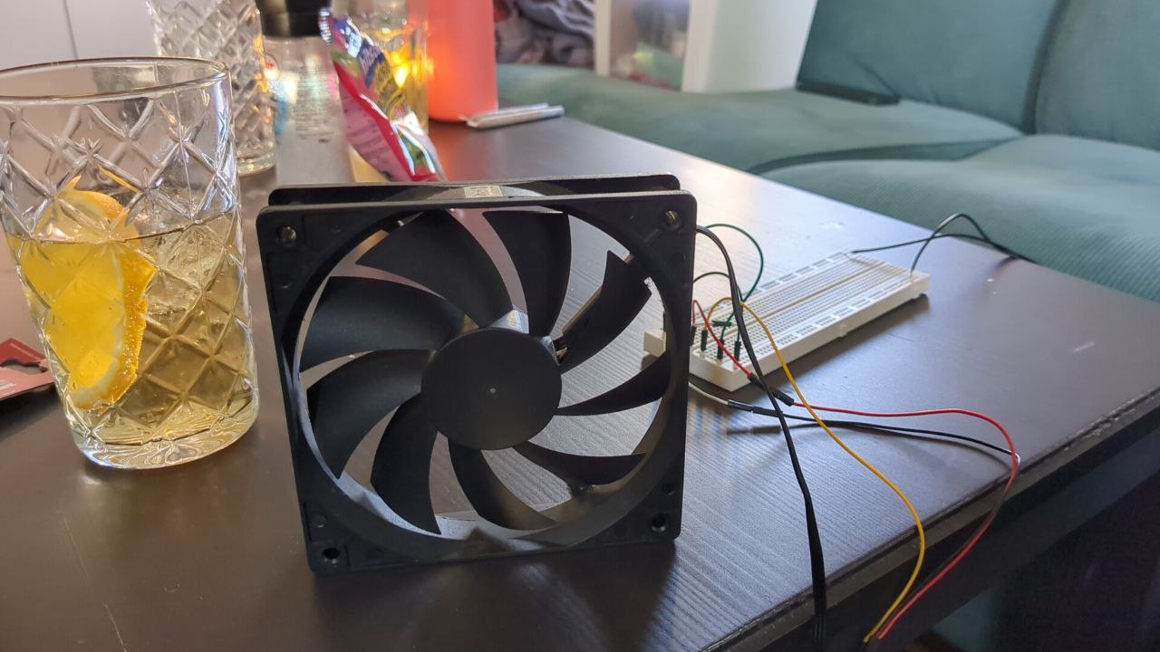 The 12V fan in action